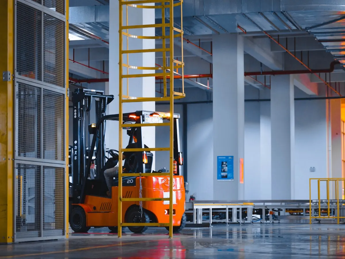 Standar K3 Operasional Forklift yang Wajib Diketahui Supervisor Gudang